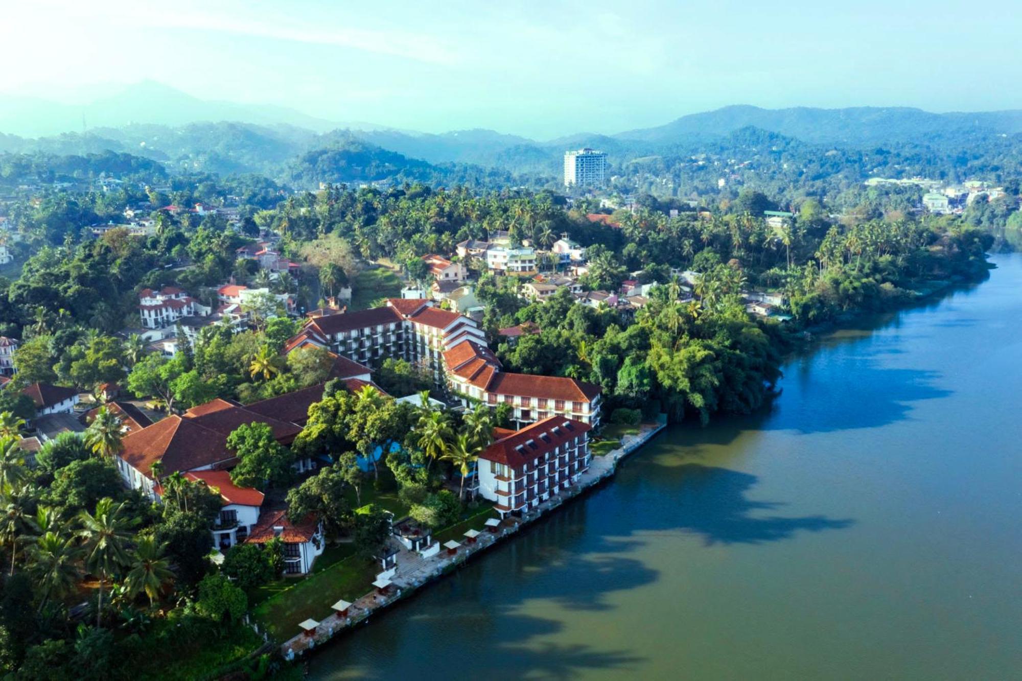 Mahaweli Reach Hotel Kandy Exterior photo