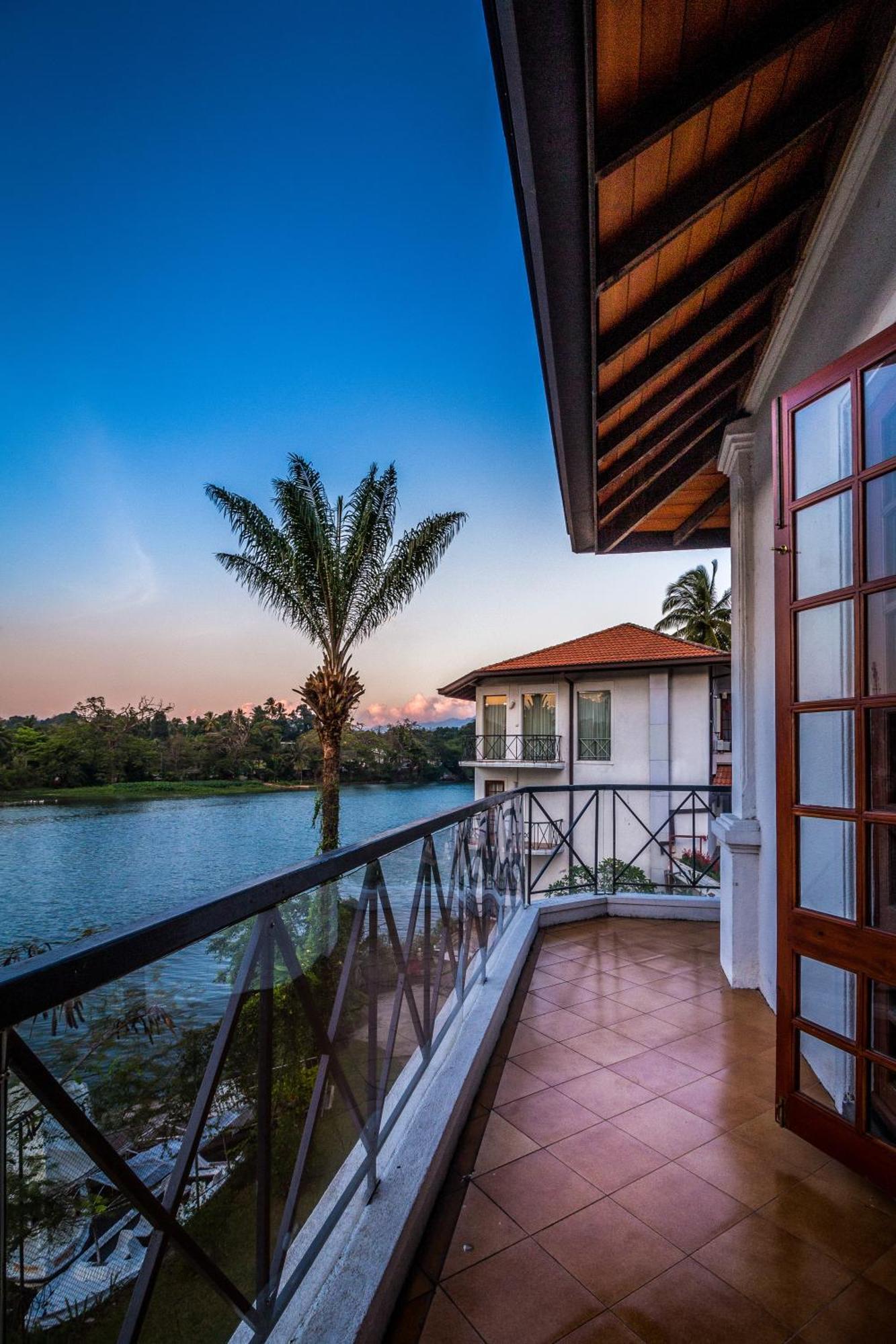 Mahaweli Reach Hotel Kandy Exterior photo