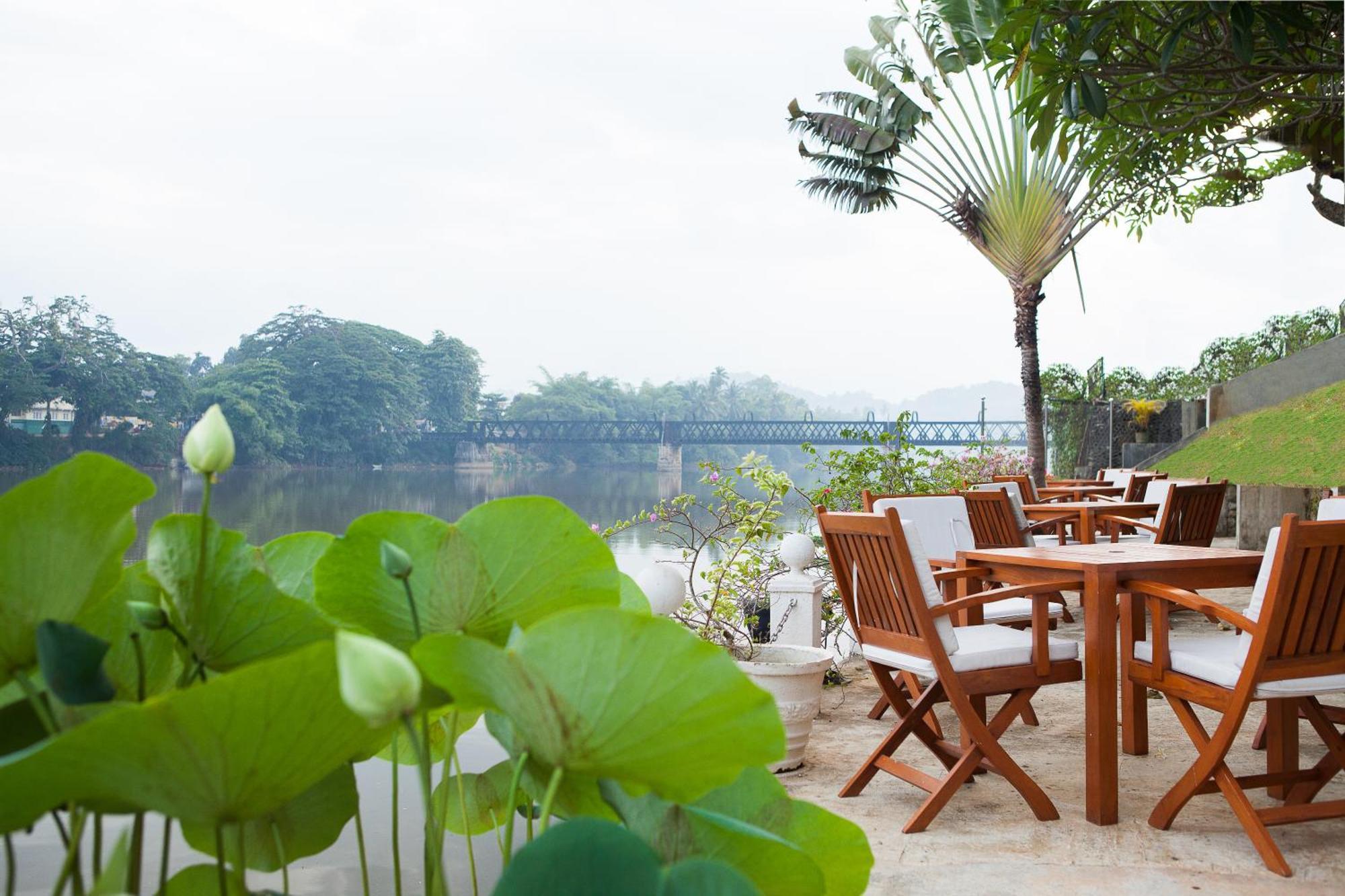 Mahaweli Reach Hotel Kandy Exterior photo