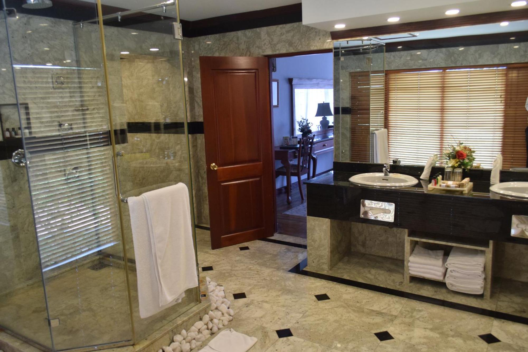 Mahaweli Reach Hotel Kandy Exterior photo
