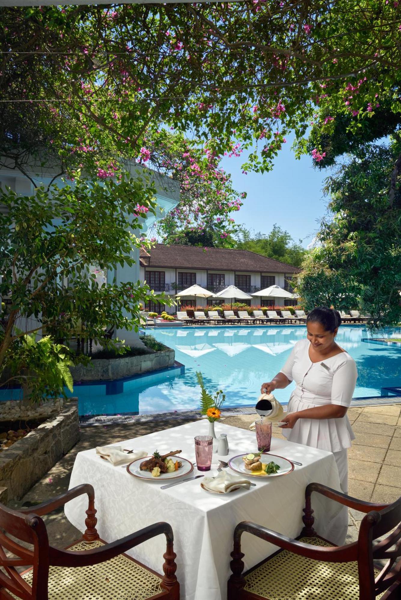 Mahaweli Reach Hotel Kandy Exterior photo