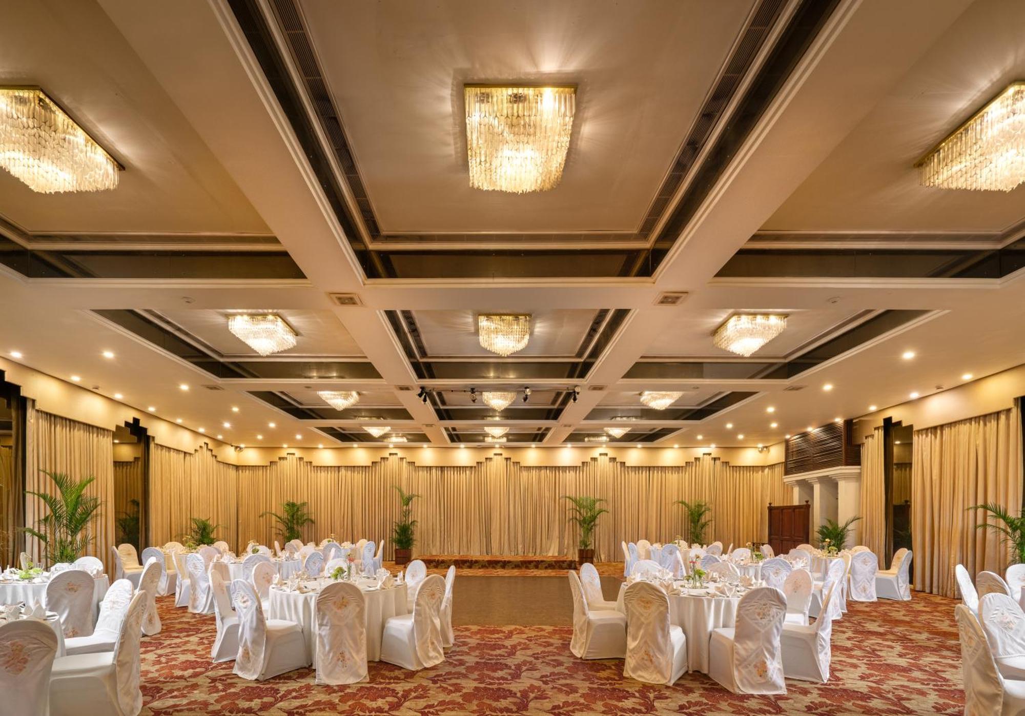Mahaweli Reach Hotel Kandy Exterior photo