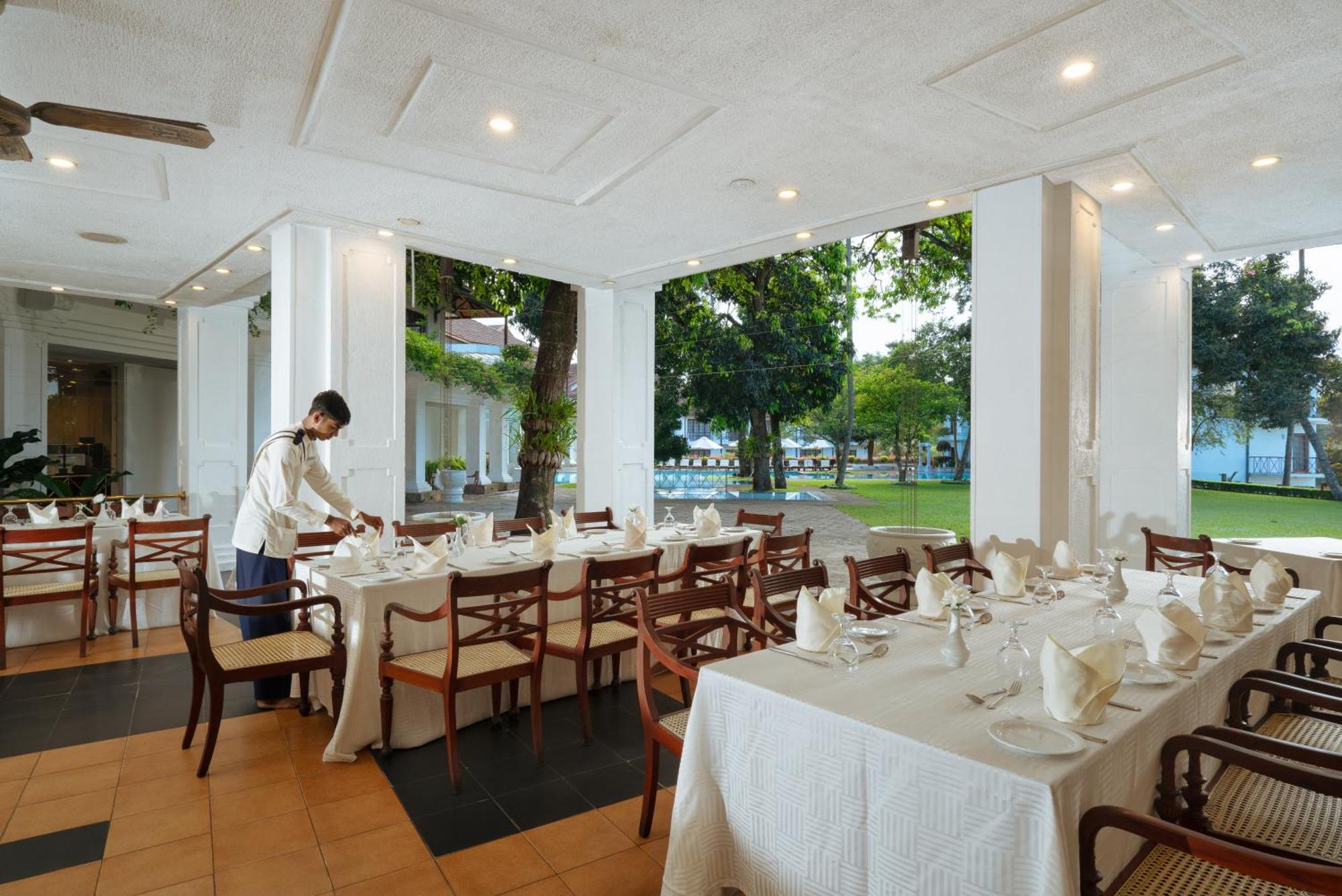 Mahaweli Reach Hotel Kandy Exterior photo