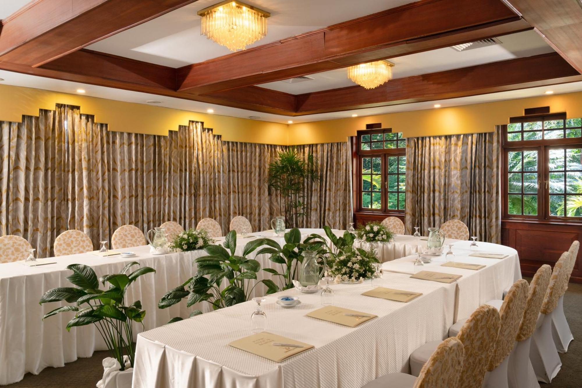 Mahaweli Reach Hotel Kandy Exterior photo