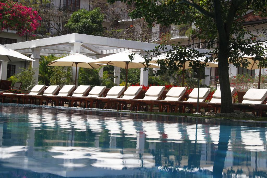 Mahaweli Reach Hotel Kandy Exterior photo