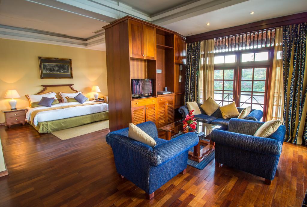 Mahaweli Reach Hotel Kandy Exterior photo