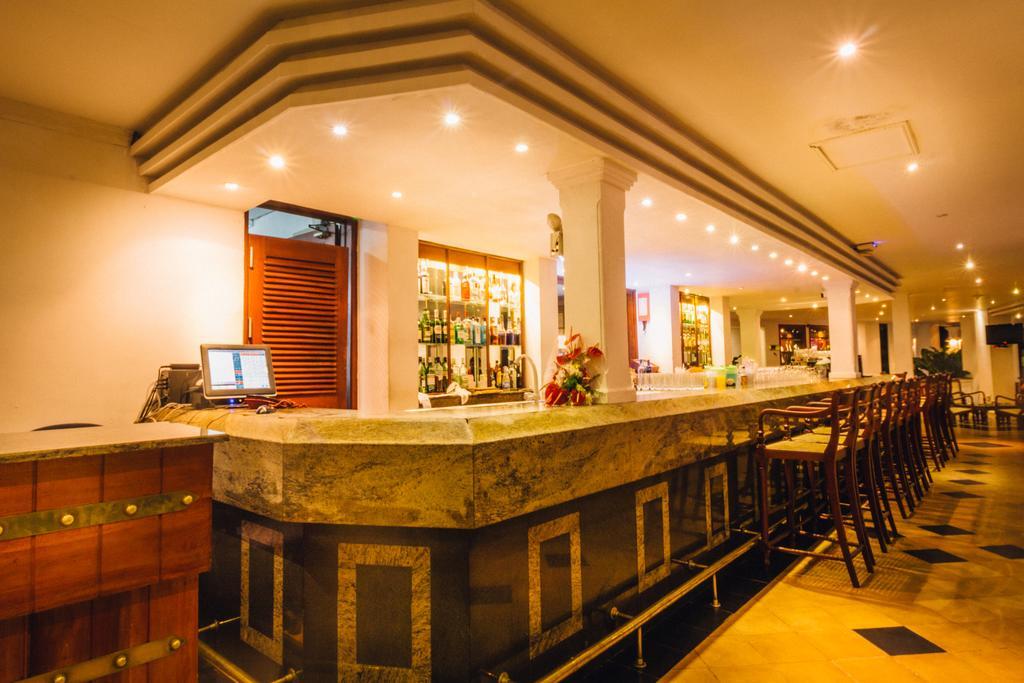 Mahaweli Reach Hotel Kandy Exterior photo